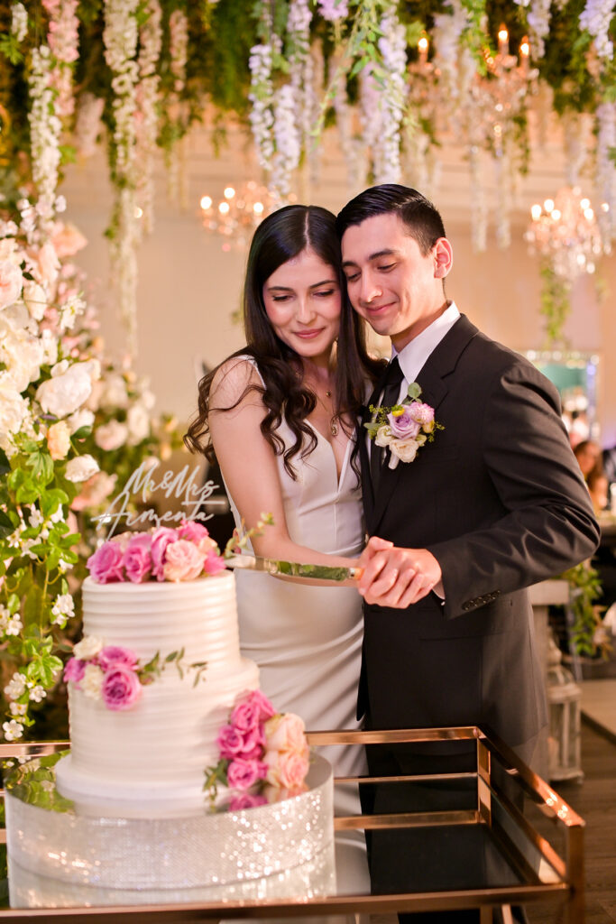 albertson wedding chapel cutting cake